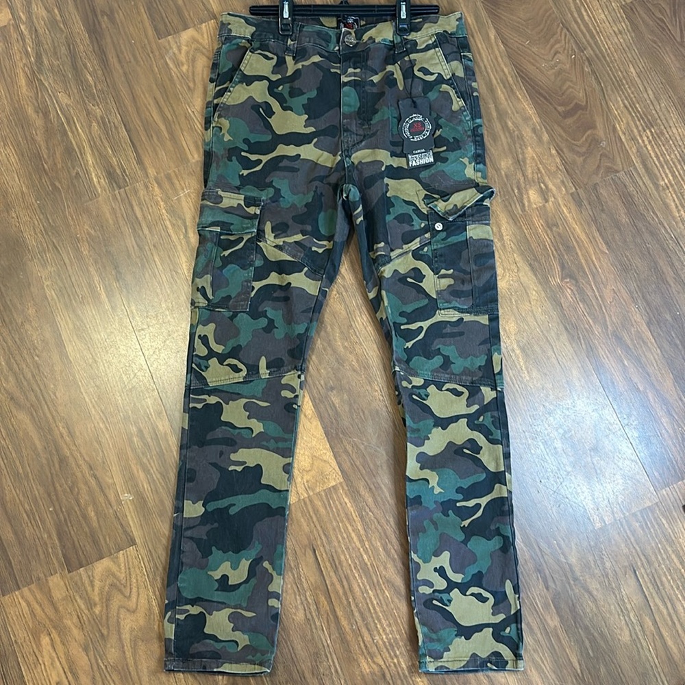 NWT Men’s cargo camo pants.